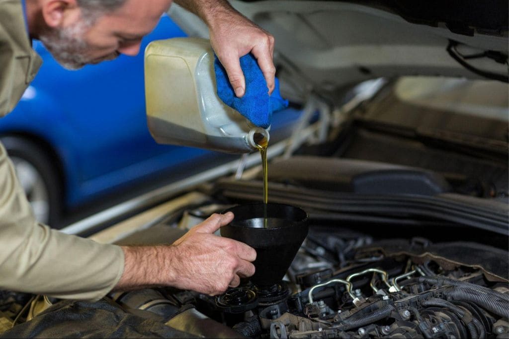 ¿Qué son los fluidos y qué hacen en mi carro?